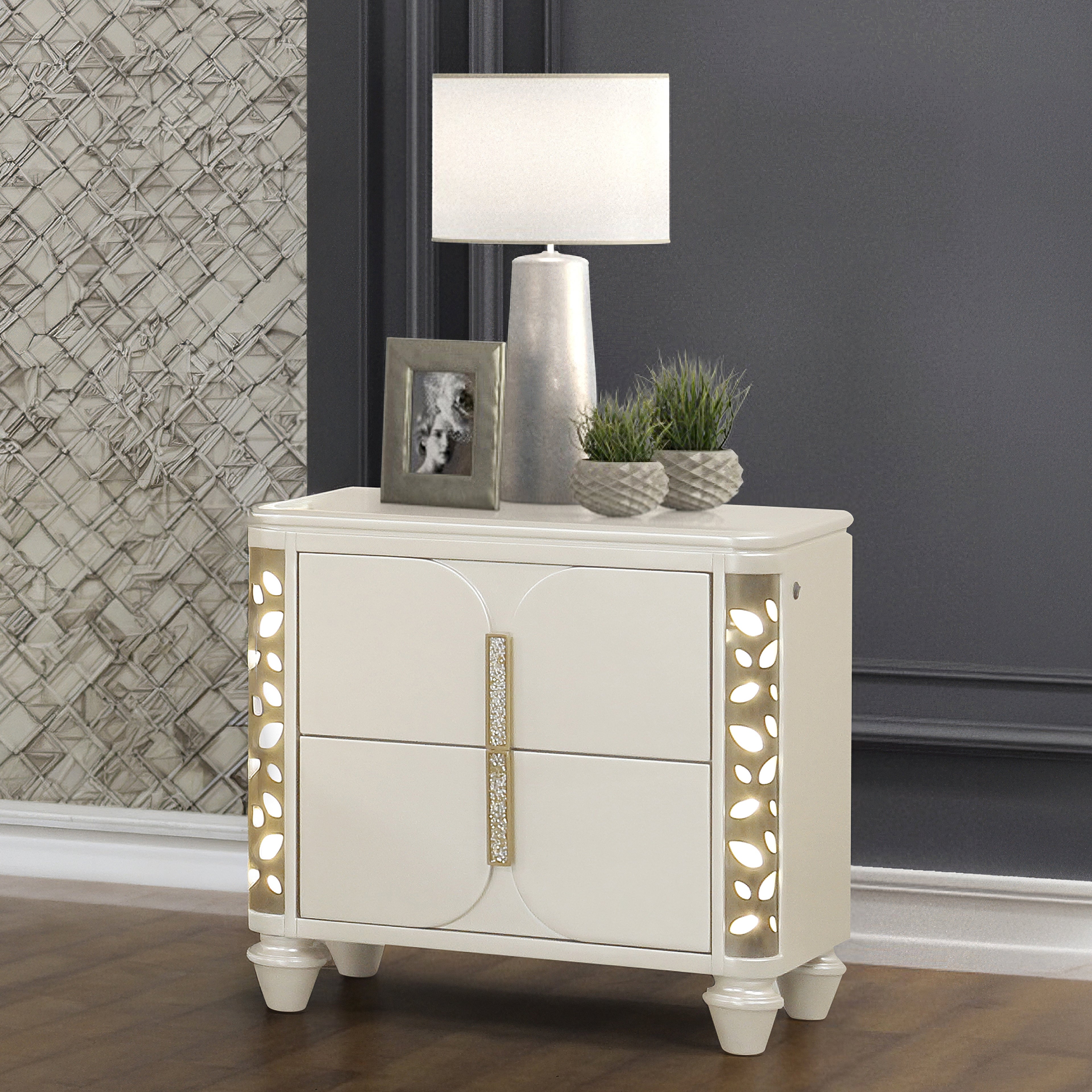 Cinderella Traditional 4 Pc Queen Bedroom Set with LED Lighting, Upholstered Bed and Gold Accents in Beige
