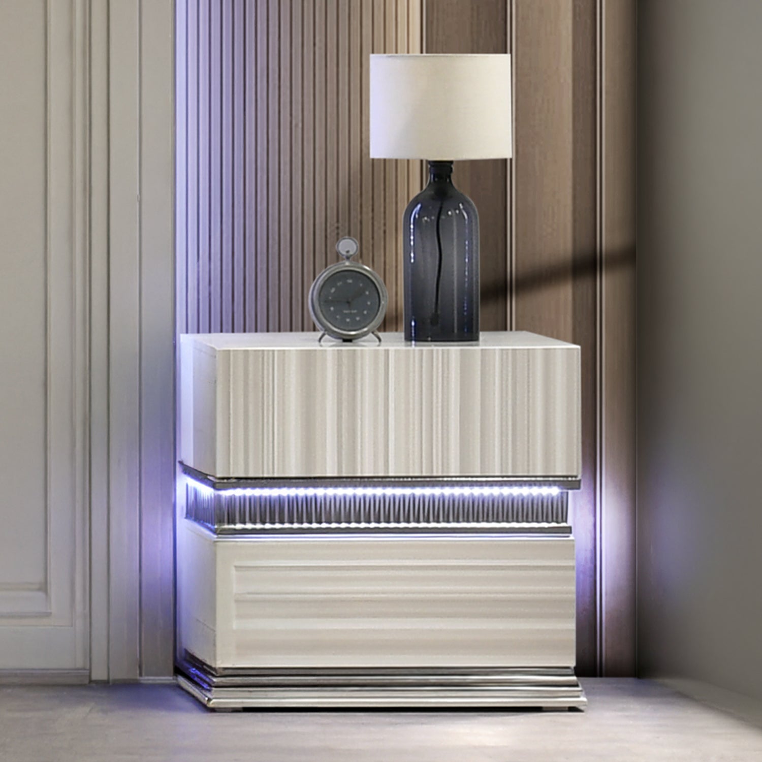 Leonor Modern Queen 4Pc Bedroom Set Made with Wood and LED Lighting in Gray with Clean Linear Detailing