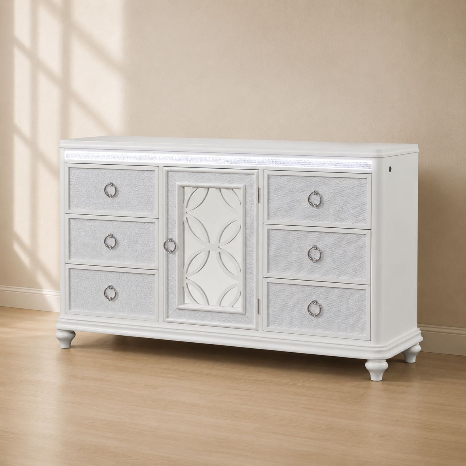 Abigale Queen 4Pc Bedroom Set with Mirror Top Nightstand made with wood, Footboard Drawers in White