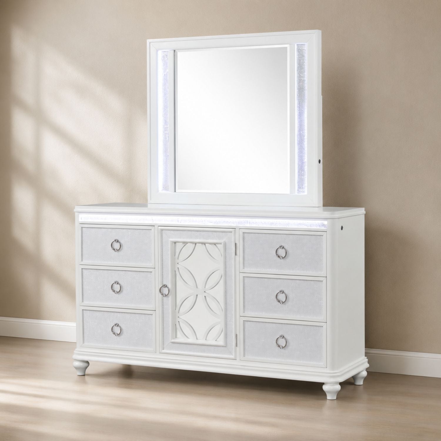 Abigale Queen 4Pc Bedroom Set with Mirror Top Nightstand made with wood, Footboard Drawers in White